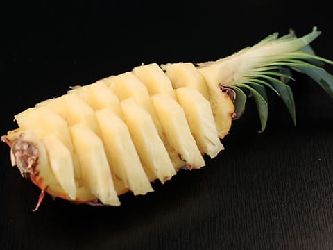 Préparer un ananas découpé en quinconce - 9