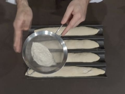 Farine saupoudrée sur baguettes crues