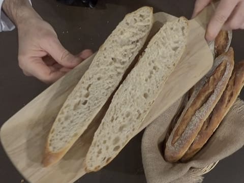 Baguette Au Fromage Cuit Au Four Sur Une Plaque En Pierre D'ardoise Autour  D'un Fond Sombre Mise Au Point Sélective