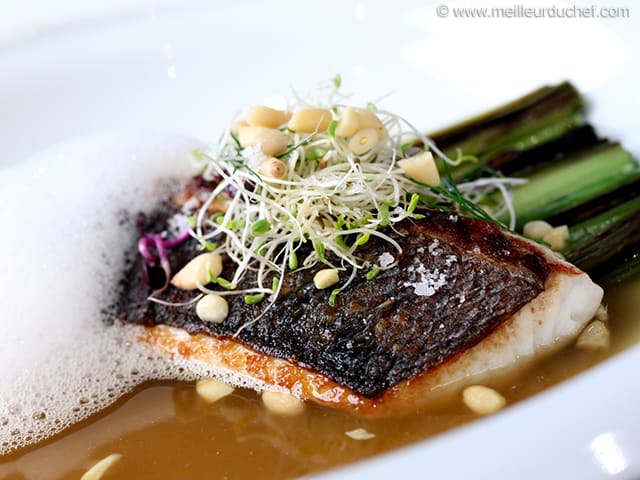 Bar rôti, écume d'huîtres, poireaux grillés et bouillon de fenouil