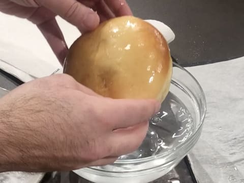 Le beignet est ressorti du saladier en verre rempli d'eau