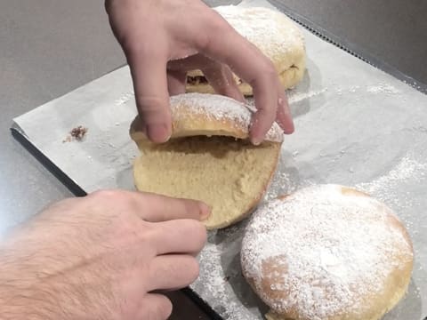 Un des trois beignets est ouvert dans son épaisseur