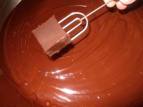 Bonbon chocolat fourré à la ganache - Recette de cuisine illustrée