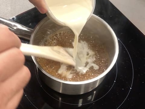 Ajout de la crème fleurette sur le caramel qui est en ébullition dans la casserole