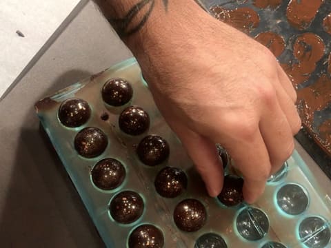 Toutes les demi-sphères sont rassemblées dans la plaque à chocolat