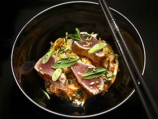 Bonite snackée, salade croquante au riz torréfié et Yuzu