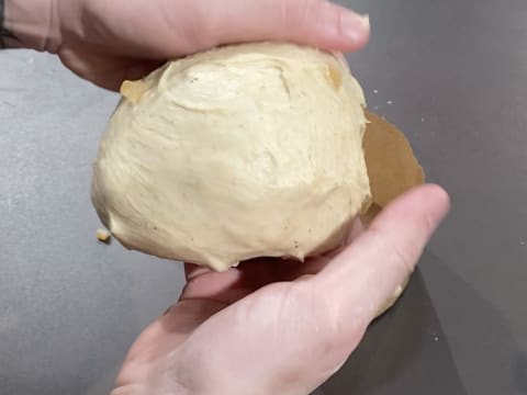 Une boule de pâte à brioche