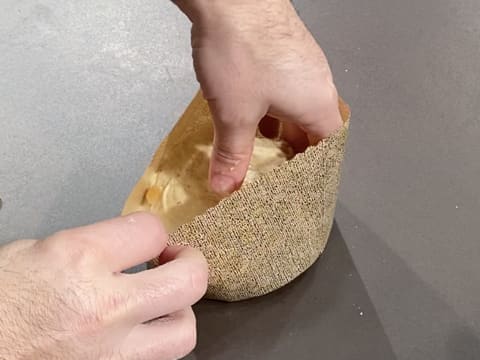 Moulage de la pâte à brioche dans un moule