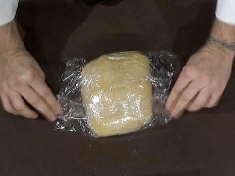 La pâte est soigneusement emballée dans une feuille de papier film