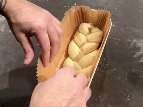 La brioche vendéenne est placée dans la barquette de cuisson en bois