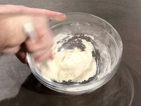 Mélange de la pâte dans le saladier, à l'aide de la spatule