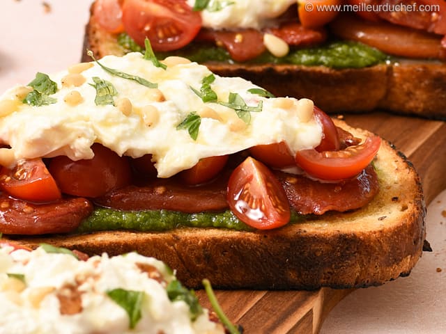 Bruschetta pesto, tomates et burrata