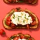 Bruschetta pesto, tomates et burrata