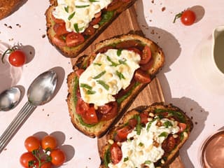 Bruschetta pesto, tomates et burrata