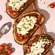 Bruschetta pesto, tomates et burrata