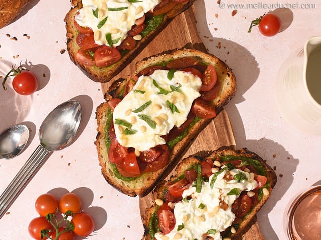 Bruschetta pesto, tomates et burrata