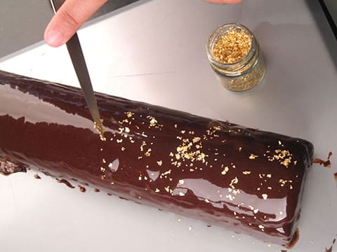 Bûche chocolat noir et coeur de crème brûlée - chefNini, Recette