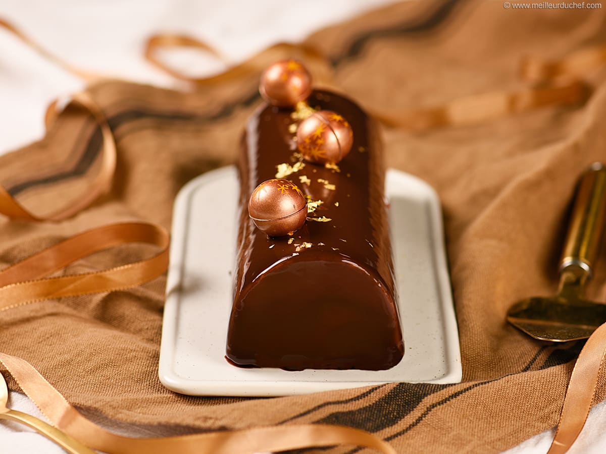 Bûche de Noël coco, fruits exotiques, insert chocolat noir - La recette  avec photos - Meilleur du Chef