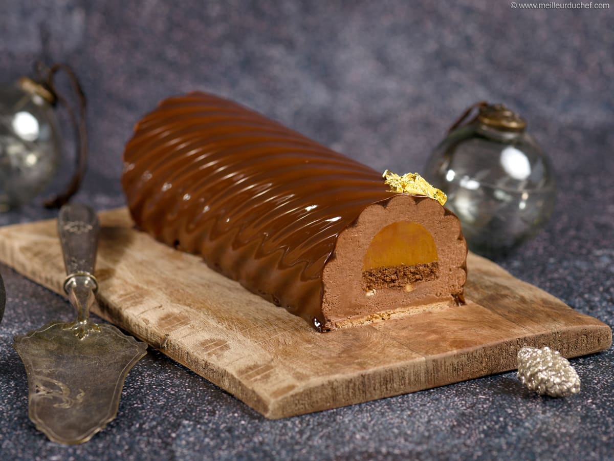 Bûche de Noël caramel fleur de sel, chocolat et cacahuètes - Notre recette  avec photos - Meilleur du Chef