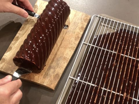 Bûche de Noël caramel fleur de sel, chocolat et cacahuètes - 161