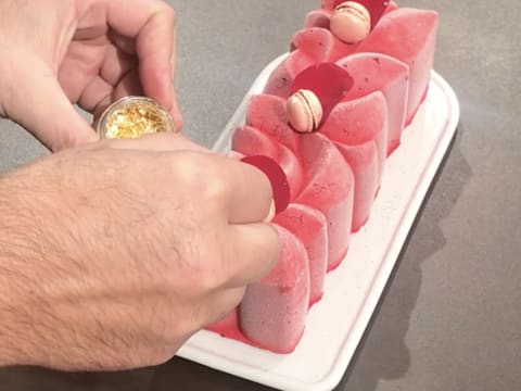 Un petit pot de paillettes d'or est pris pour la décoration de la bûche