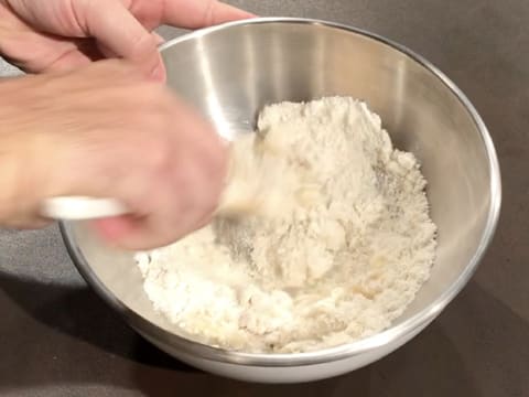 Mélange du blanc d'oeuf et des poudres, à l'aide d'une spatule