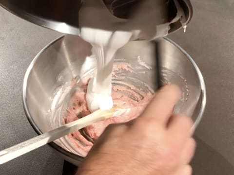 Ajout du restant de la meringue Italienne dans le cul de poule, sur la préparation à macarons rose