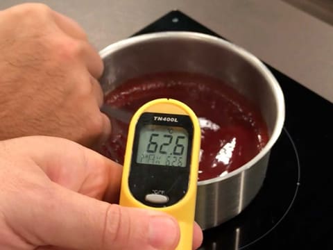 Prise de la température de la préparation à la framboise qui titre 62,6°C