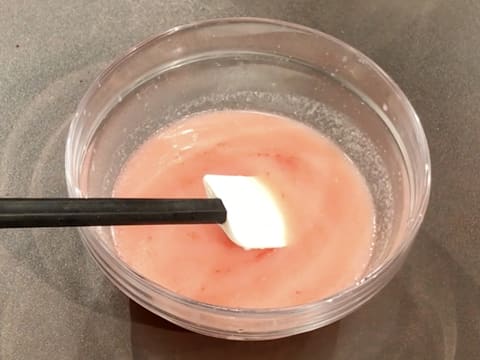 Obtention d'une préparation au litchi rose, après mélange avec une spatule type maryse