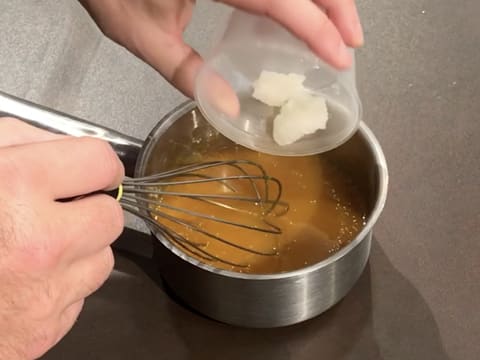 Ajout de la gélatine hydratée dans les purées de fruits, dans la casserole hors du feu