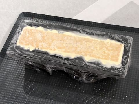 Le moule à bûche silicone est sorti du congélateur