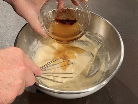 Ajout du beurre noisette dans le cul de poule sur la préparation à base de poudres et de blancs d'oeufs