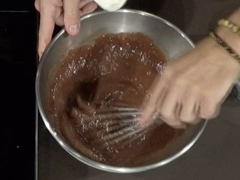 La préparation chocolatée dans le cul de poule est mélangée au fouet