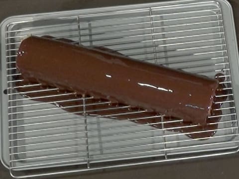 Obtention de la bûche nappée de glaçage chocolat