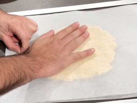 Une seconde feuille de papier sulfurisé est placée sur la pâte à sablé breton