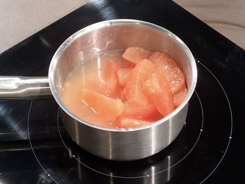 La casserole contenant les segments de pamplemousse et le jus de citron, est placée sur la plaque de cuisson