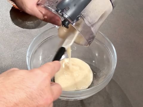 La préparation au pamplemousse mixée, est débarrassée dans un saladier