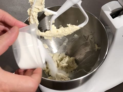 Ajout du sucre en poudre sur le beurre crémé, dans la cuve du batteur