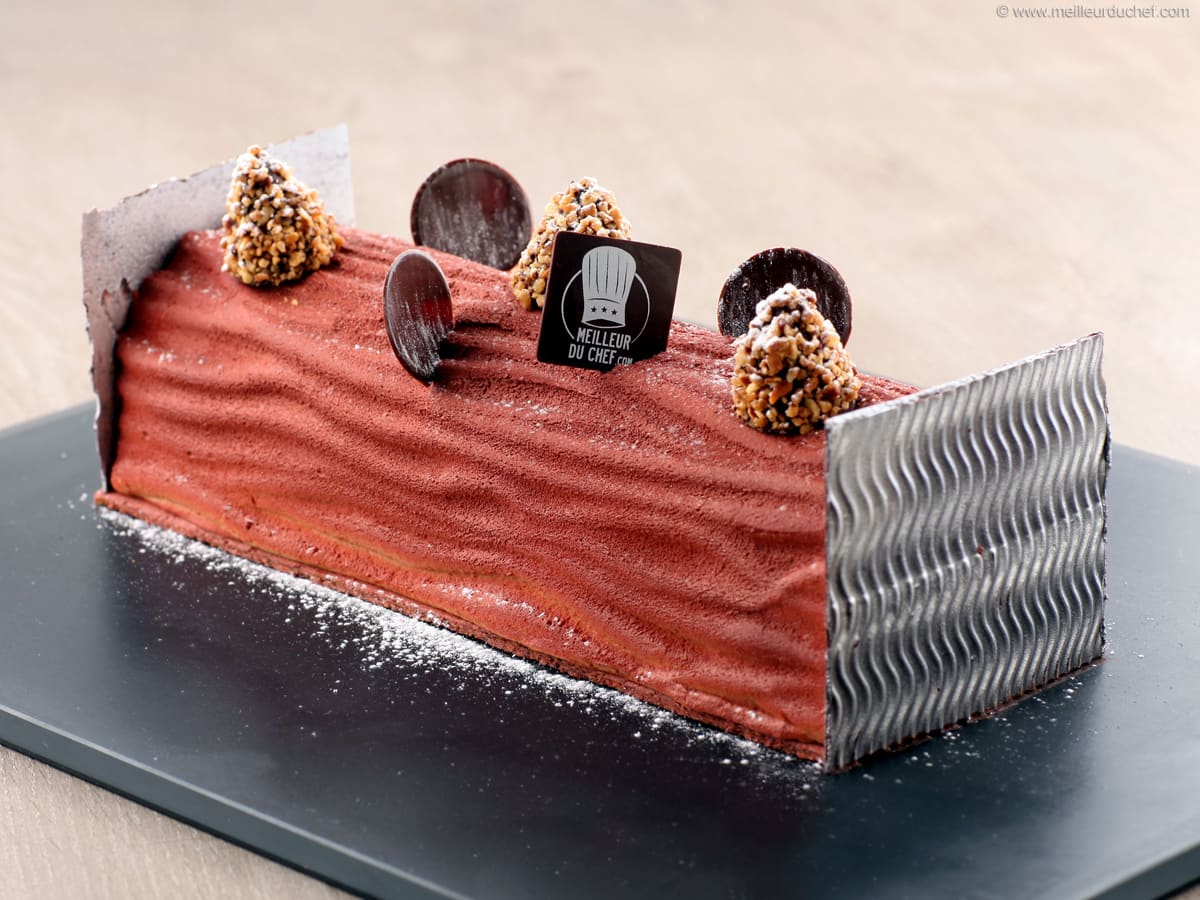 Gâteau Mousse Recouvert D'un Spray Velours Au Chocolat Et D'un Glaçage  Gourmand Au Chocolat