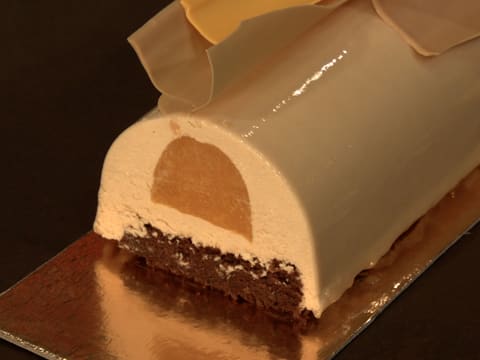 Bûche de Noël Zéphyr caramel, gelée d'abricots - 107