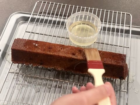 Le pinceau avec le sirop est passé sur toute la surface du cake