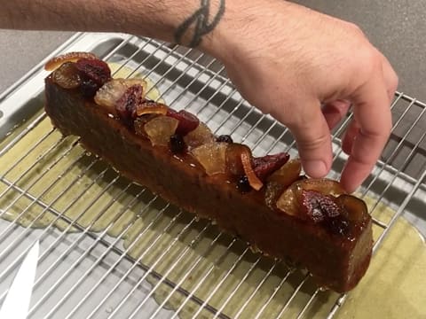 Les fruits confits sont placés sur toute la surface du cake