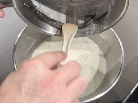 Ajout gousses de vanille dans préparation