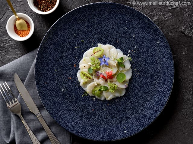 Carpaccio de coquilles Saint-Jacques, citron caviar et fleur de yucca