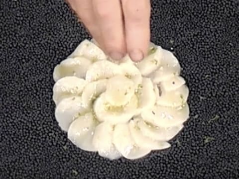 Carpaccio de coquilles Saint-Jacques, citron caviar et fleur de yucca - 30