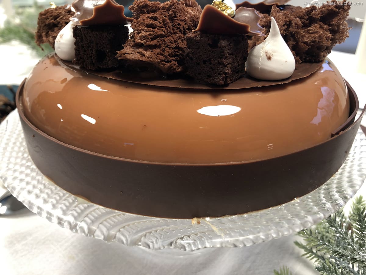 Aérographe Avec Mousse En Chocolat Pour Décoration De Gâteau, Pour