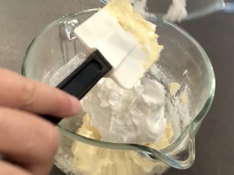 Ajout d'un peu de meringue dans la pâte obtenue