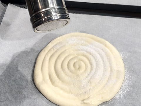 Le disque de pâte est saupoudré de sucre glace