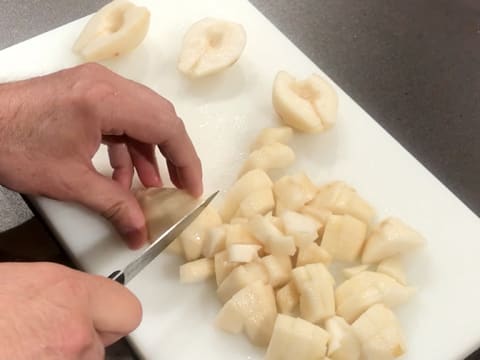 Les poires sont coupées en petits cubes