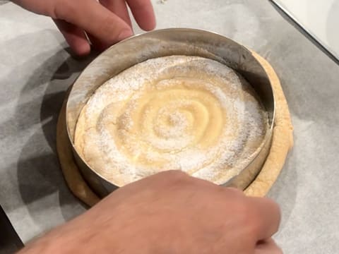 Le disque de biscuit à la cuillère est taillé avec un cercle à mousse de diamètre inférieur